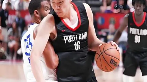 国青梦想破灭，久尔杰维奇面临抉择：球迷共鸣与未来猜想_球员动向_足球界_战略抉择